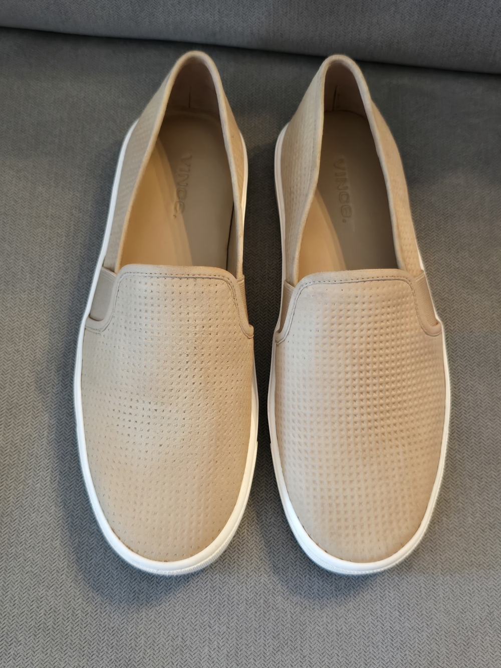 NWOB Vince Slip-On Women's Casual Sneakers in Beige - 6.5